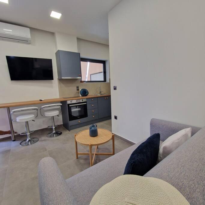Farisma - Bright And Central Apt In Kalamata Bagian luar foto